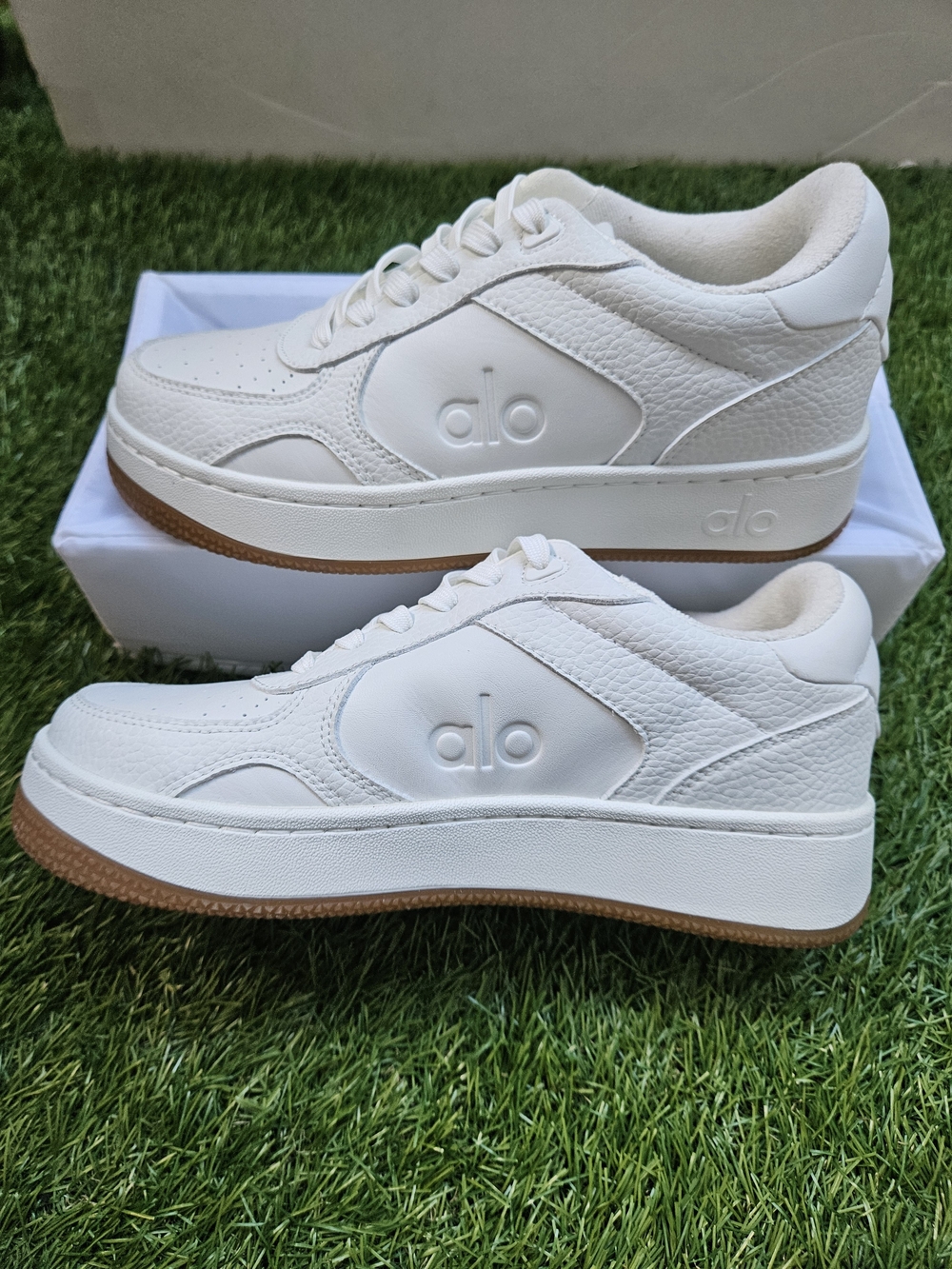 NWOT Alo Yoga White Chunky Platform Sneakers Gum Sole Sz Women 6.5 / Men 5